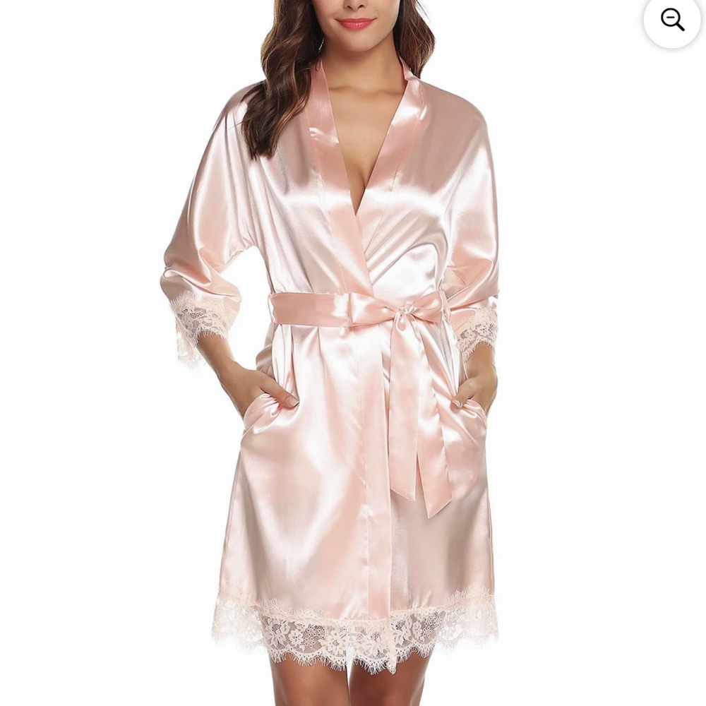 URRU | lace trimmed satin short robe dusty pink